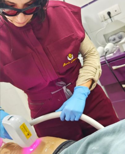 depilacion-laser-diodo-triple-onda-clinica-ledesma.jpg Profesional realizando depilación láser diodo en Clínica Ledesma