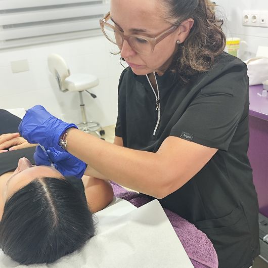 inductor-colageno-firmeza-facial-paciente.jpg Procedimiento de bioestimulación con inductores de colágeno en clínica de medicina estética