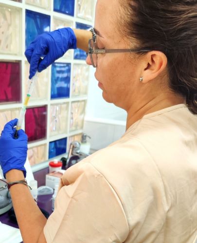 doctora-preparando-plasdoctora-preparando-plasma-regenerativoma-regenerativo La doctora Sancho realizando el proceso de obtención de plasma para medicina regenerativa